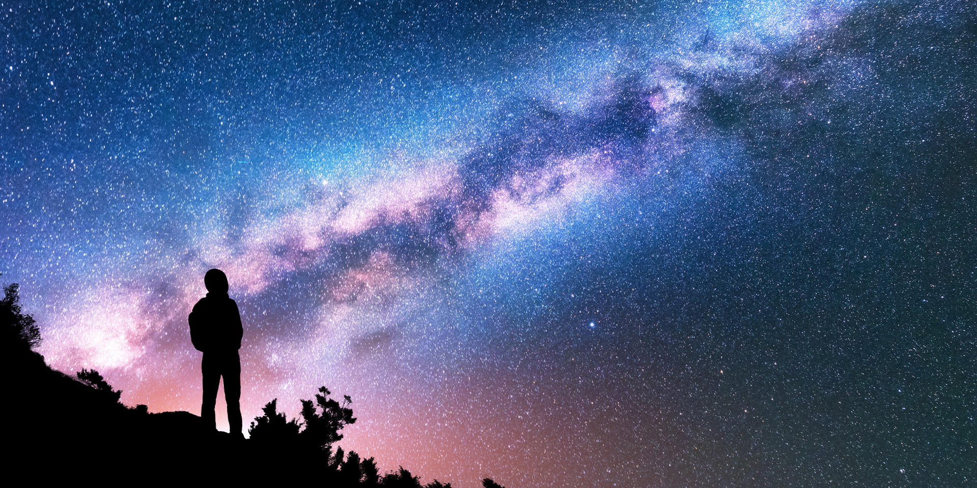 Astrónomo observando el cielo nocturno
